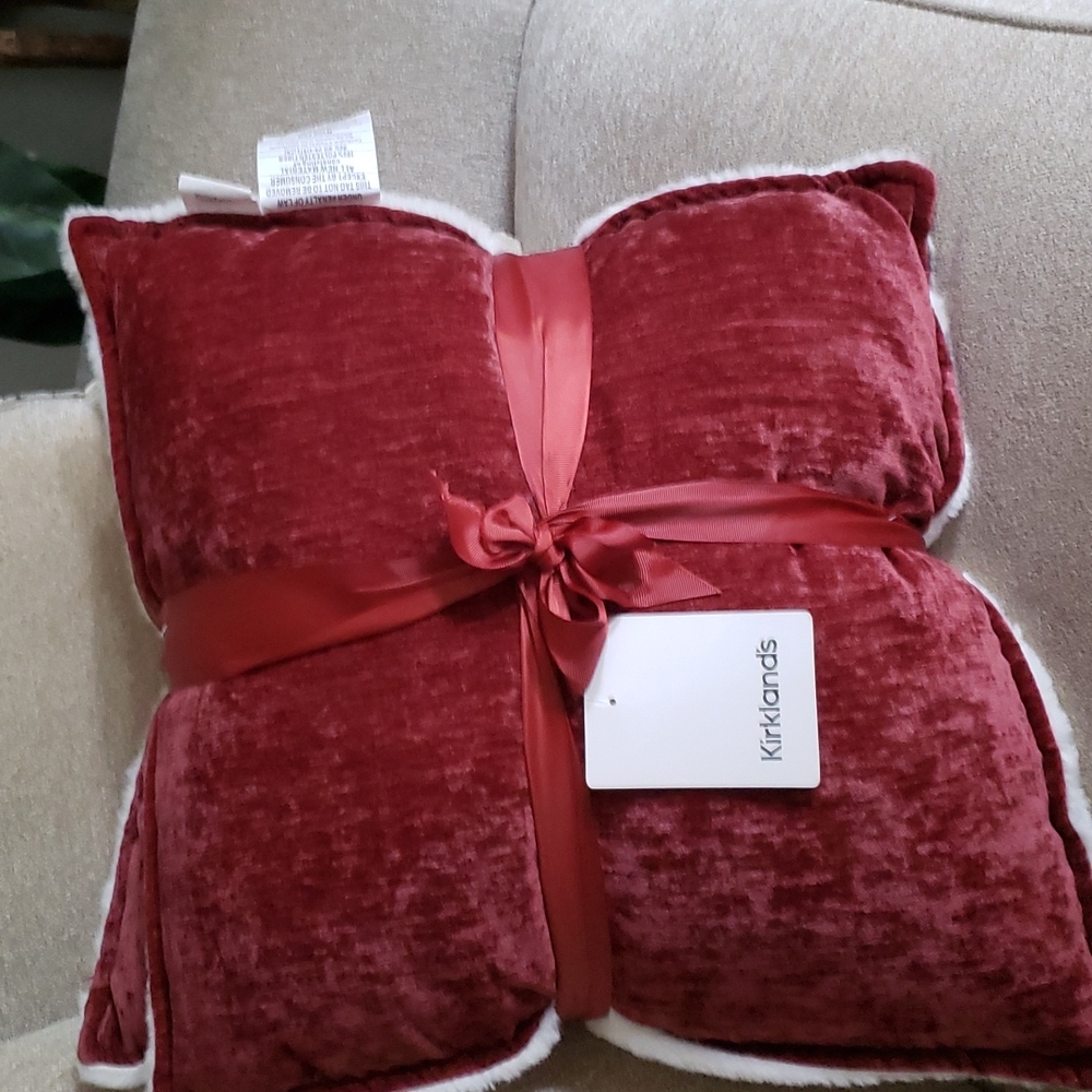 2 throw pillows